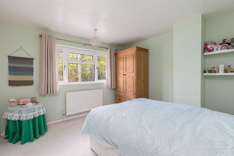 71 Warren Drive, Crawley, RH11 0DT