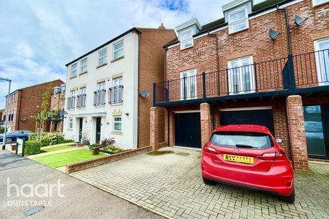 3 bedroom townhouse for sale, Limestone Grove, Dunstable