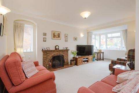 61 Harefield, Esher, KT10 9TG