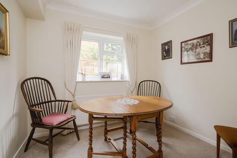 61 Harefield, Esher, KT10 9TG
