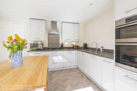 4 bedroom semi-detached house for sale, Stoney Bank Chase, Thongsbridge, Holmfirth, West Yorkshire, HD9