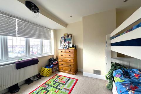 3 bedroom terraced house to rent, Hulse Avenue, RM7