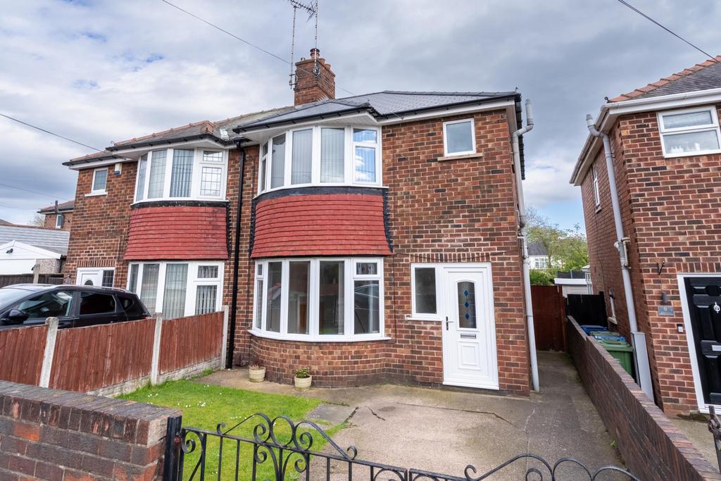South Parade, Worksop, S81 3 bed semi-detached house - £175,000
