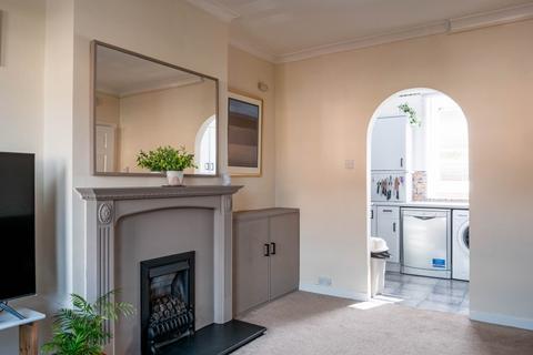 2 bedroom flat to rent, 0750L – Stenhouse Crescent, Edinburgh, EH11 3HU