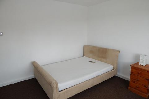 2 bedroom flat to rent, Preston Street, Batley