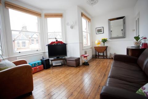 2 bedroom flat to rent, North View Road Hornsey N8
