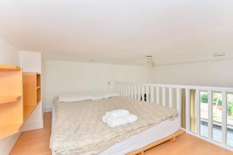 Studio to rent, West Cromwell Road, Earls Court, London, SW5