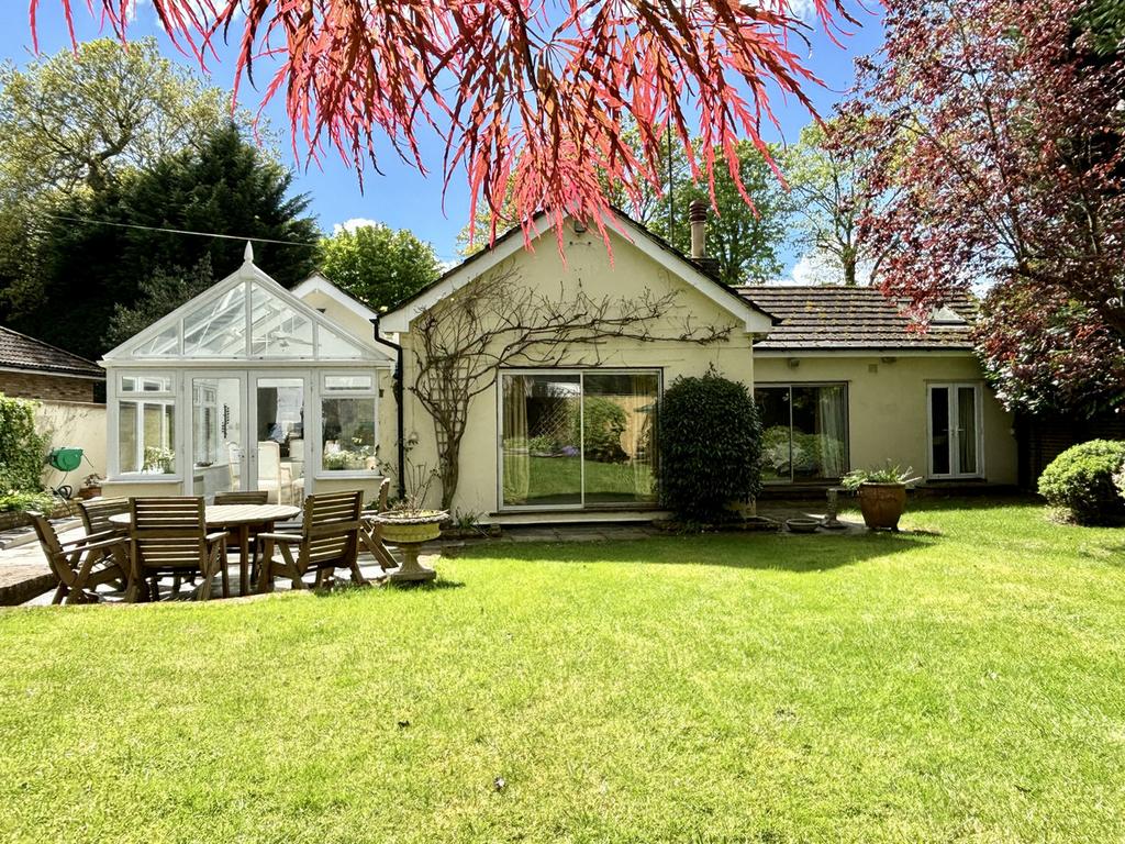 90 Fairmile Lane, Cobham, KT11 4 bed detached bungalow for sale £