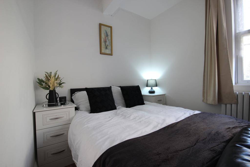 All bills included - private parking - en-suite r