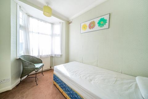 27 Eversley Crescent, Ruislip, HA4 6DD