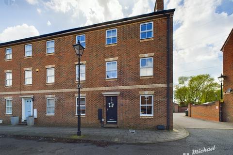 3 bedroom end of terrace house for sale, Queensgate, Fairford Leys, AYLESBURY, HP19 7WB