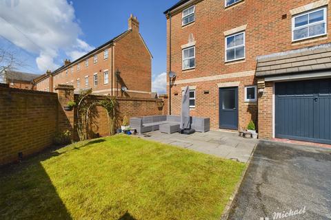 3 bedroom end of terrace house for sale, Queensgate, Fairford Leys, AYLESBURY, HP19 7WB