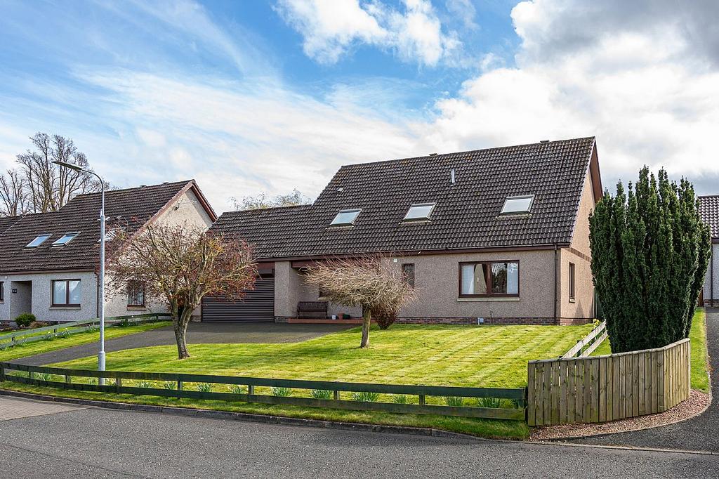 15 Broomlands Gardens, Kelso TD5 7SS 4 bed detached house for sale £