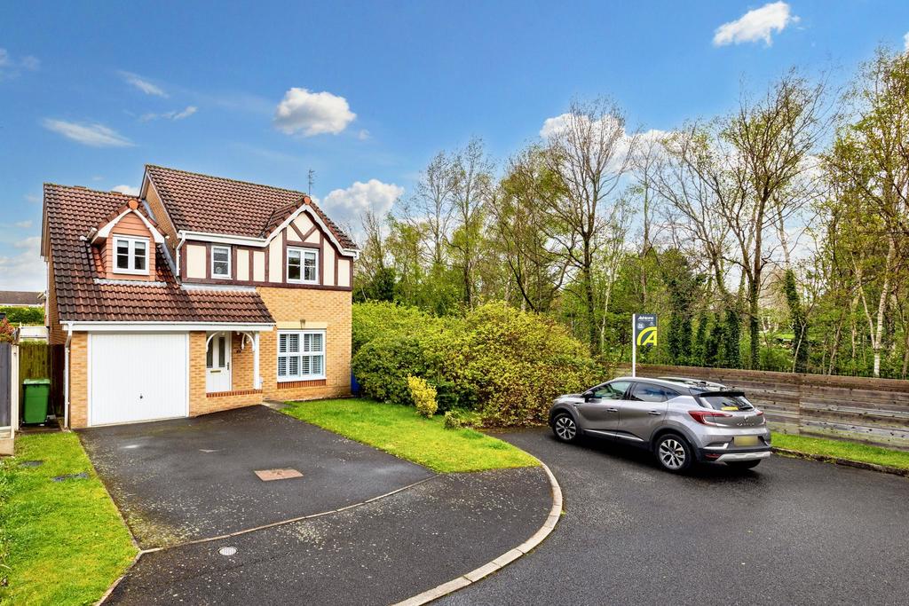 Widnes, Widnes WA8 4 bed detached house for sale £315,000
