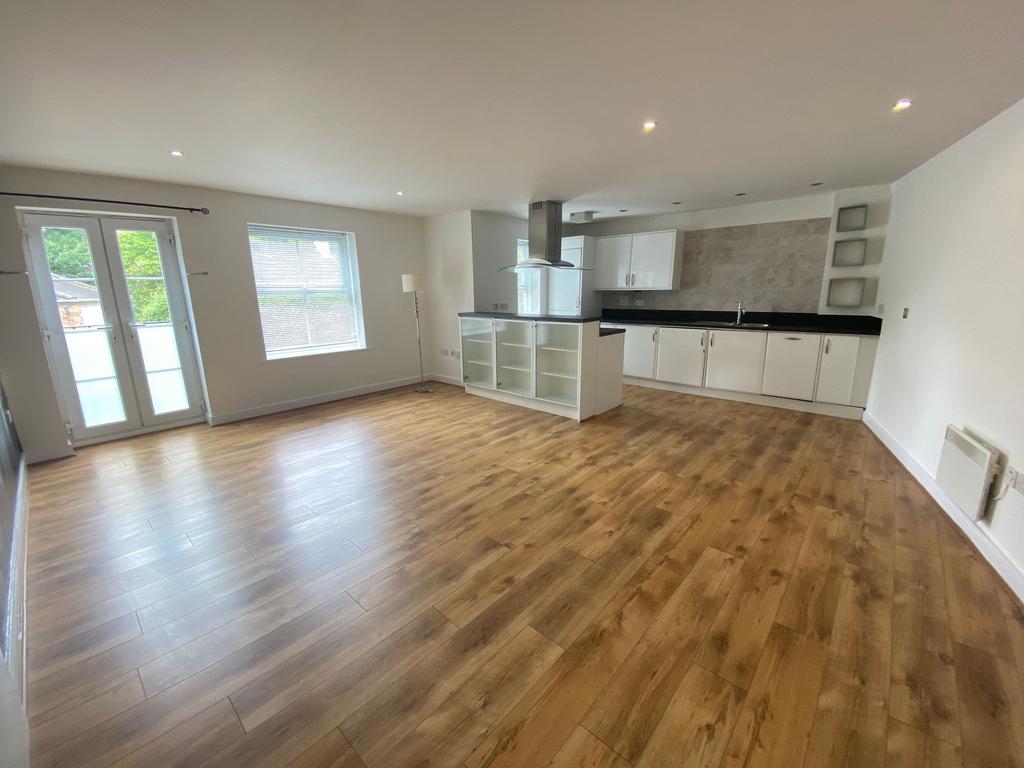 Dickens Heath Road, Shirley, B90 2 bed apartment for sale £225,000