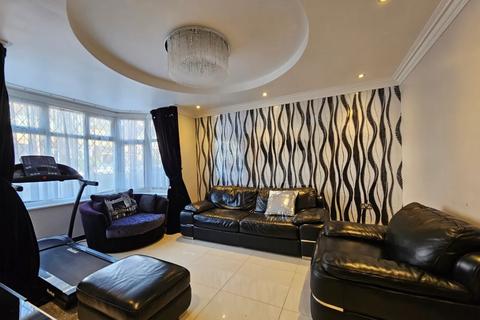 4 bedroom terraced house to rent, Elmwood Crescent, Luton LU2