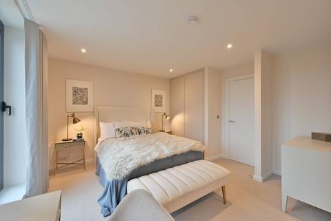 3 bedroom mews to rent, Kings Avenue, Clapham Park, London, SW2