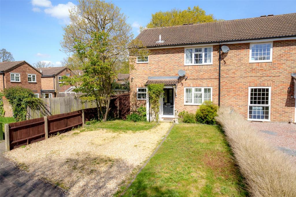 Evenlode Way, Berkshire GU47 3 bed end of terrace house for sale £425,000