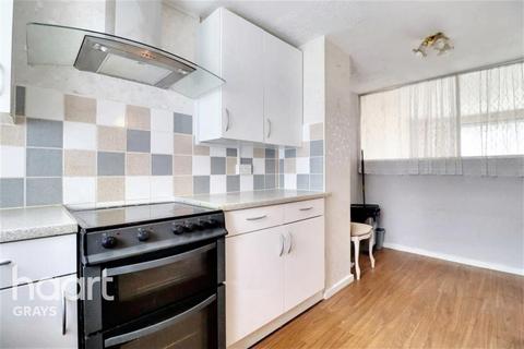 2 bedroom terraced house to rent, Larkspur Close, RM15