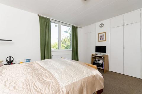 3 bedroom flat to rent, Pemberton Road, KT8