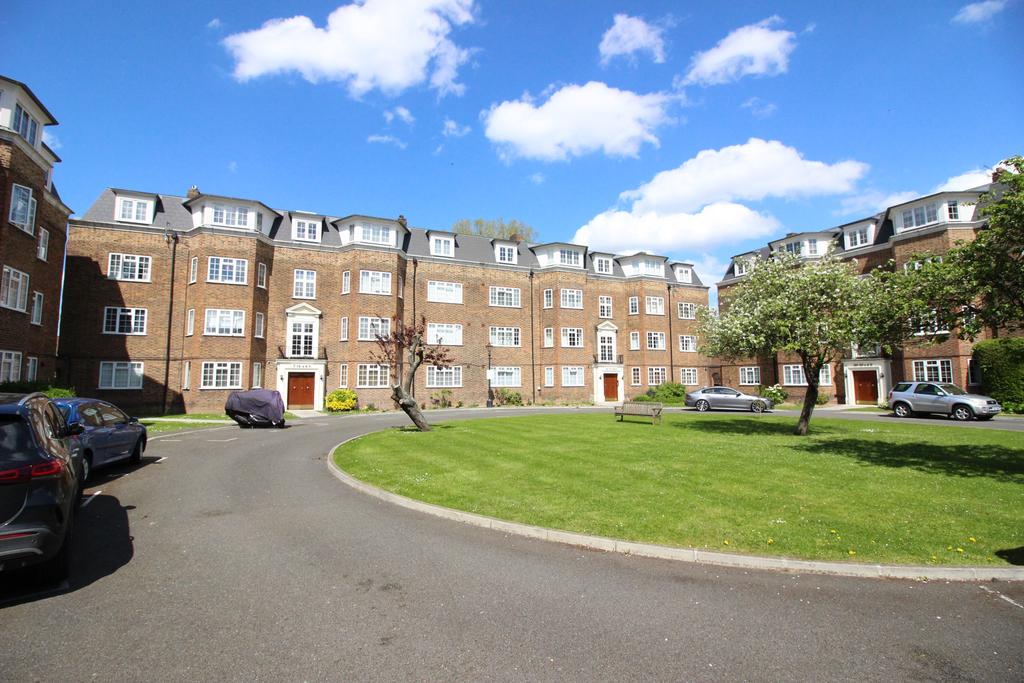 The Avenue, Worcester Park KT4 2 bed apartment to rent £1,750 pcm (£404 pw)