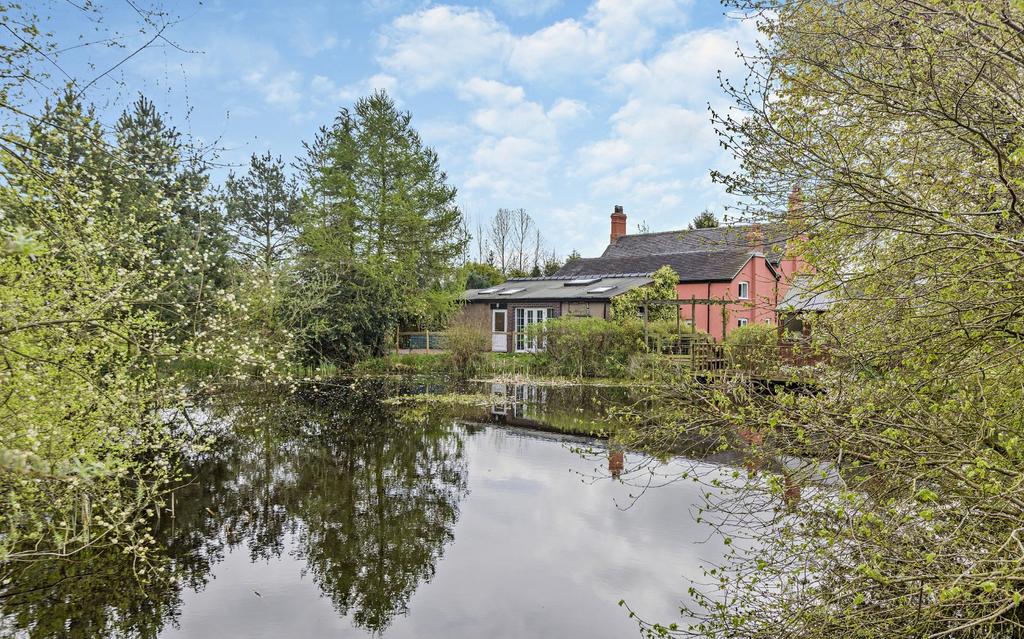 Pond &amp; Annexe