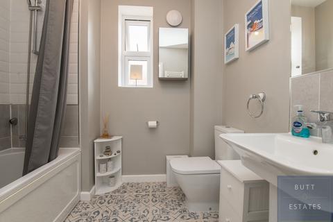 13 Dart Avenue, Exeter, EX2 7FX
