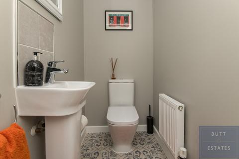 13 Dart Avenue, Exeter, EX2 7FX