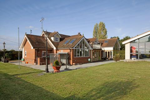 4 bedroom detached house to rent, De Beauvoir Chase, Downham, Billericay