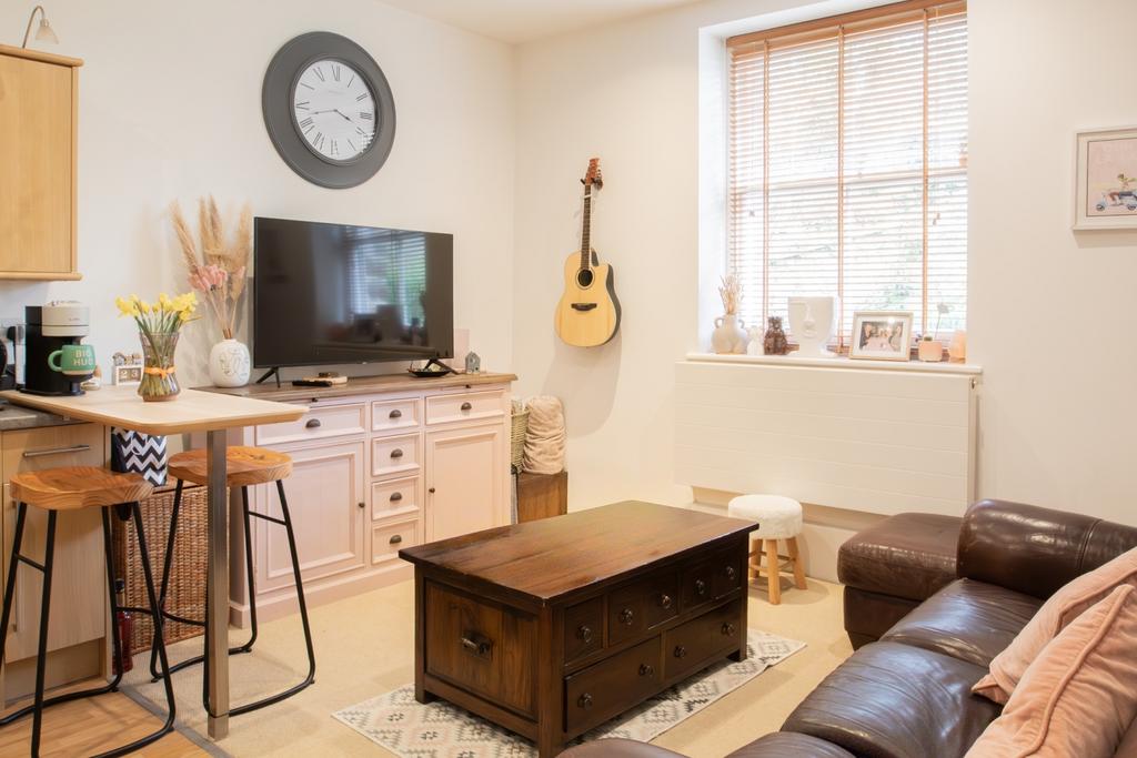 Flat 11 Old Manor House Bodmin 01208 74182-41