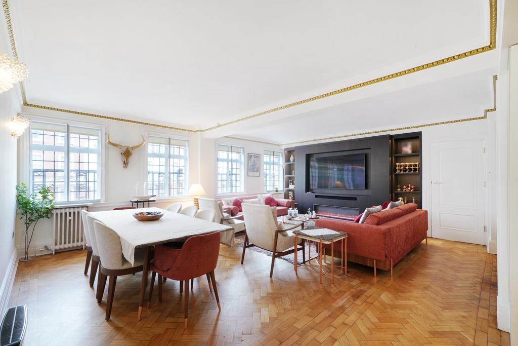 Chiltern Court, Baker Street... 4 bed flat to rent £9,000 pcm (£2,077 pw)