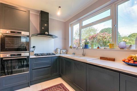 4 bedroom semi-detached house for sale, Woodside, Leigh-on-sea, SS9