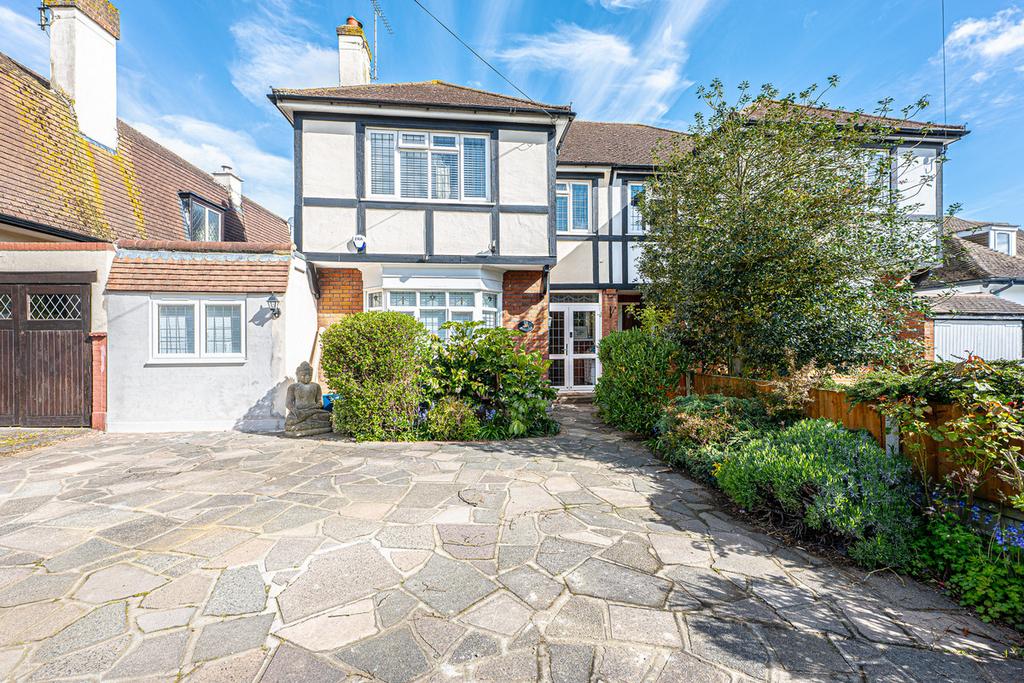 Woodside, Leighonsea, SS9 4 bed semidetached house £725,000