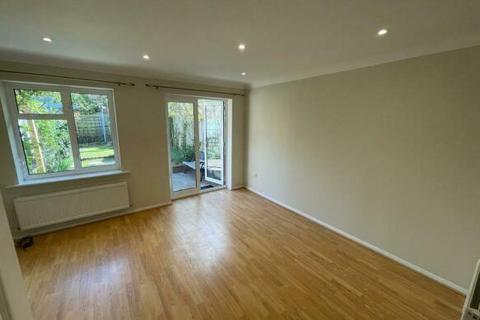 2 bedroom end of terrace house to rent, Miles Place, Lightwater GU18