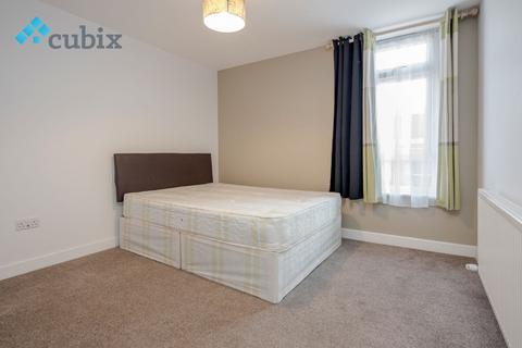 2 bedroom maisonette to rent, Slade Walk, London SE17
