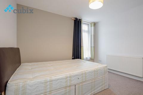 2 bedroom maisonette to rent, Slade Walk, London SE17