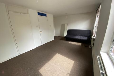 3 bedroom flat to rent, Reedham Close, London N17