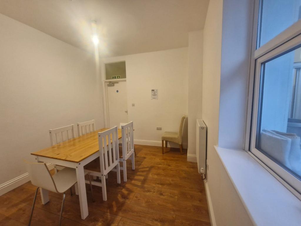Dining/Lounge Area