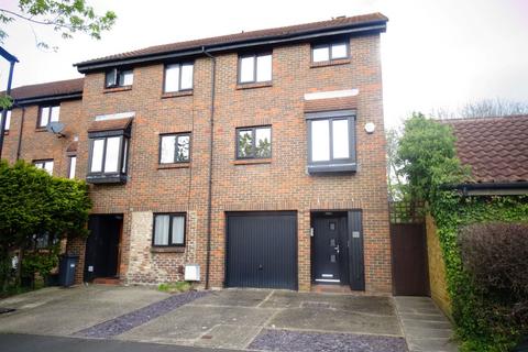 15 Tanglewood Way, Feltham, TW13 7HB