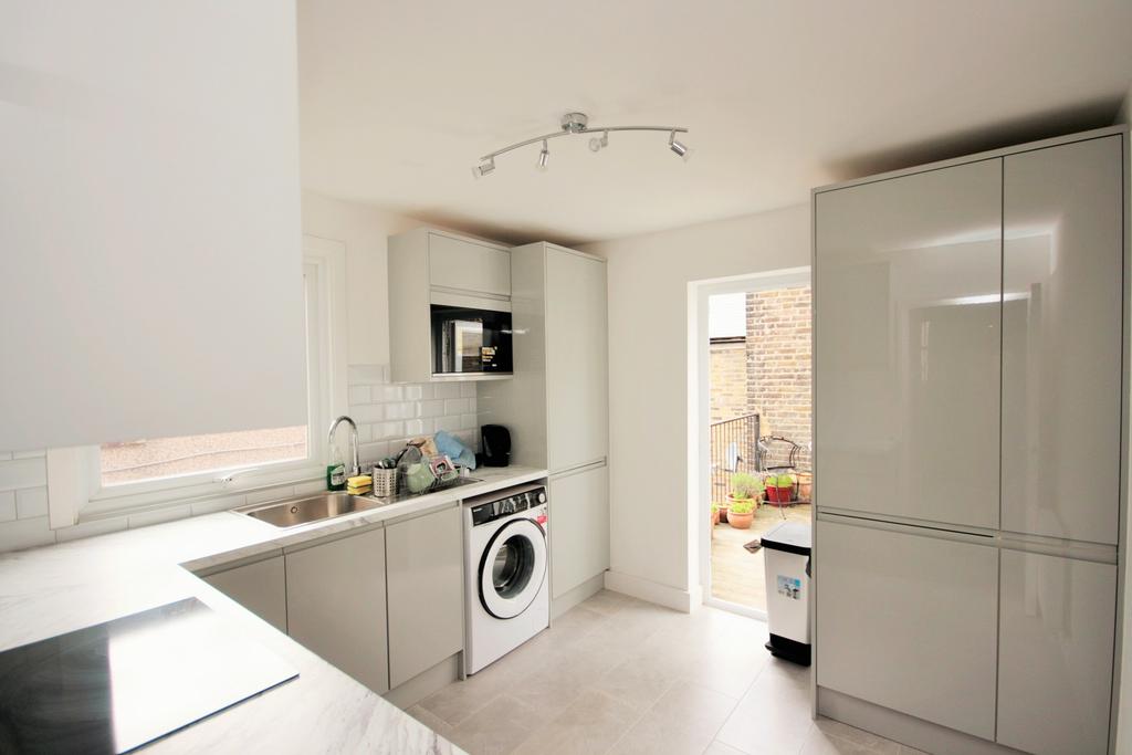 Newly refurbished 3 Bedroom with roof terrace in