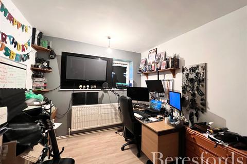 8 Malan Square, Rainham, RM13 7JA