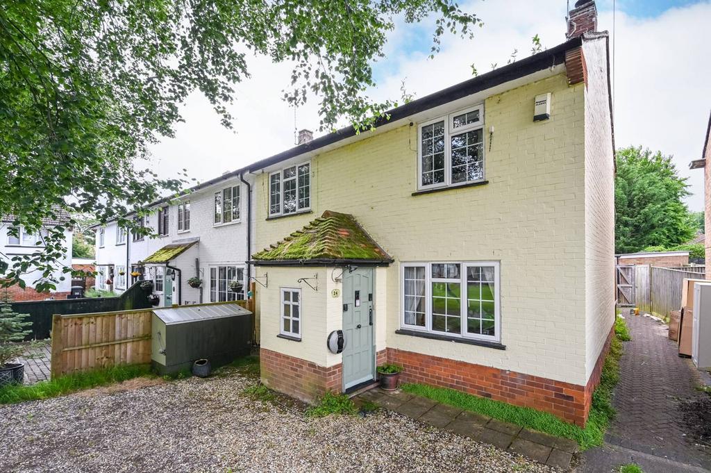 Shepherds Close, Berkshire... 3 bed end of terrace house for sale £