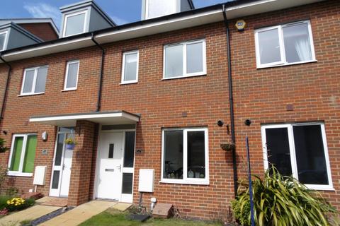 3 bedroom terraced house to rent, John Hunt Drive, Basingstoke RG24