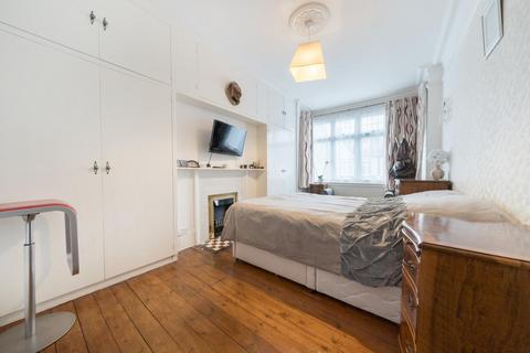 4 bedroom end of terrace house for sale, Gatwick Road, Southfields