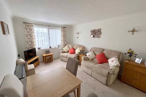 1 bedroom flat for sale, LOVELY RETIREMENT FLAT ON SEA ROAD