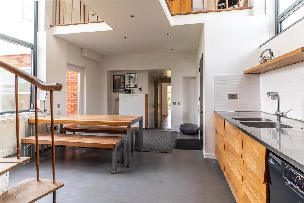 Kitchen /Dining Area