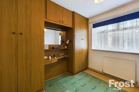 33 Oak Way, Feltham, TW14 8AT