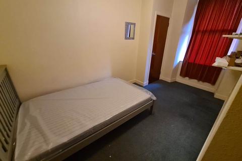 3 bedroom flat to rent, 177 1/1 Blackness Road, ,