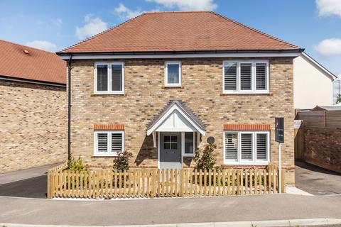 4 Barnfield, Billingshurst, RH14 9ZT