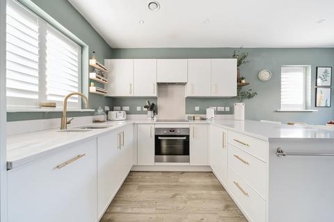 4 Barnfield, Billingshurst, RH14 9ZT